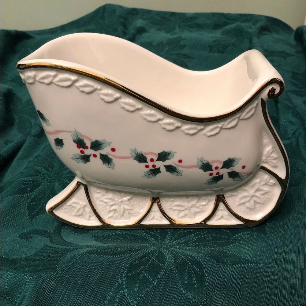 Ivory Mikasa Ribbon Holly Sleigh Centerpiece Bowl